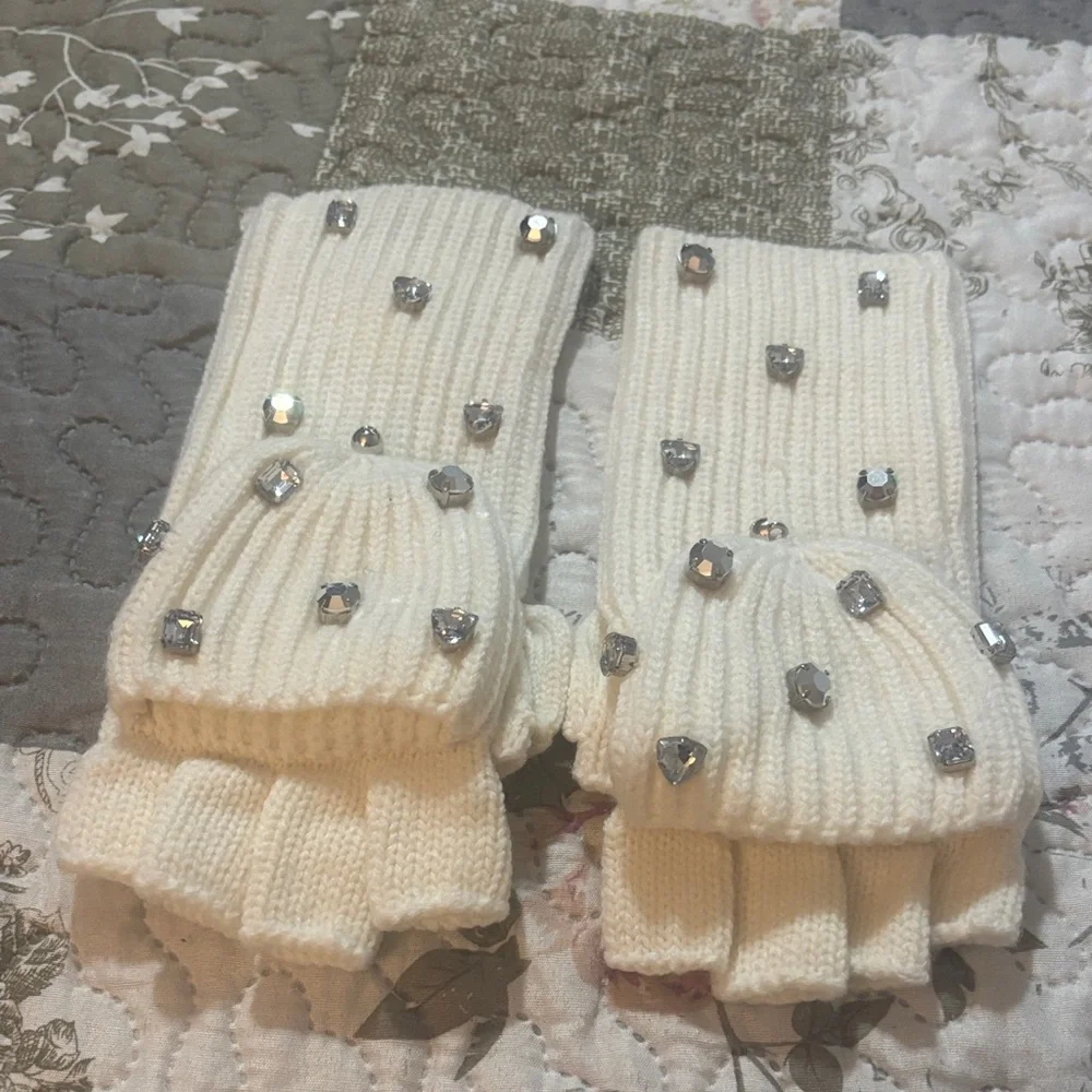 Kate Spade Cream Fingerless Gloves with Silver Accents - Picture 1 of 3